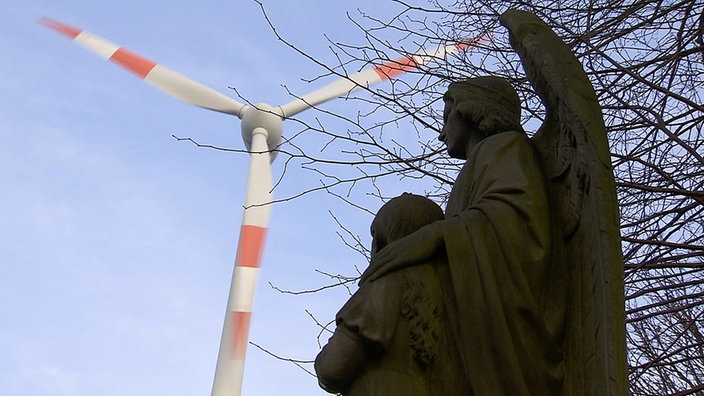 Schutzengelskulptur in unmittelbarer Nähe der Installation von Scheibe