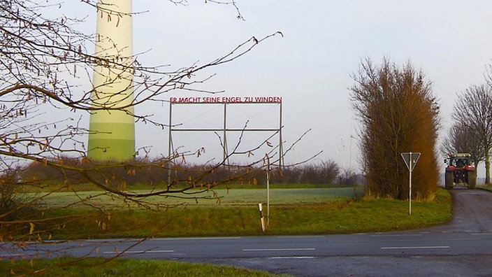 Jan Philip Scheibes Installation "Er macht seine Engel zu Winden" auf dem Feld.