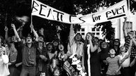 Beatles-Fans vor dem Konzert der Band in München 1966