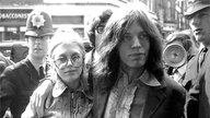 Marianne Faithfull mit Mick Jagger auf dem Weg zu einem Londoner Gericht 1969