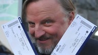 Axel Prahl zeigt Peter Gabriel-Tickets