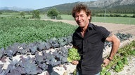 Peter Maffay bei der Feldarbeit