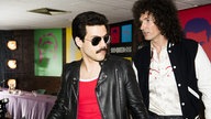 Filmszene aus "Bohemian Rhapsody" (2018): Rami Malek als Freddie Mercury und Gwilym Lee als Brian May