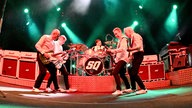 Status Quo live auf der Bühne am 11.12.2022 in München