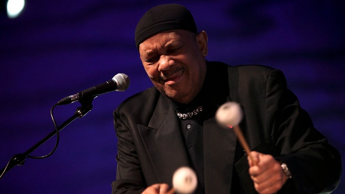 Roy Ayers spielt auf einem Konzert (2011)