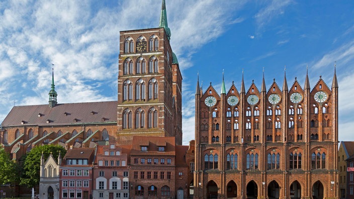 Nikolaikirche und Rathaus, Alter Markt, Stralsund, Mecklenburg-Vorpommern