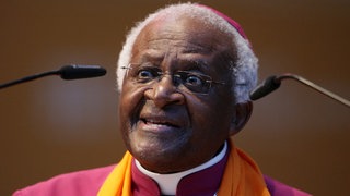 Bischof Desmond Tutu auf dem Podium