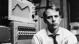 Karlheinz Stockhausen im WDR-Studio für Elektronische Musik 