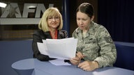 Narichtenredakteurin Margit Lesmeister und Air Force Sergeant Colleen Armstrong