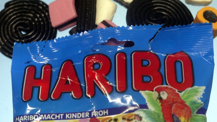 Lakritzrollen und Lakritzkonfekt mit einer Tüte auf der Haribo steht