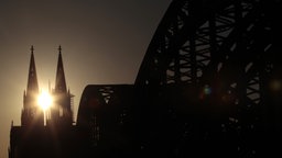 Sonnenuntergang vor Kölner Dom und Hohenzollernbrücke