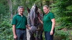 Manuela Zimmermann mit ihrem Mann Hubert und einem Pferd. 