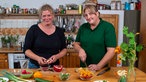 Manuela Zimmermann mit ihrer Freundin in der Küche. 