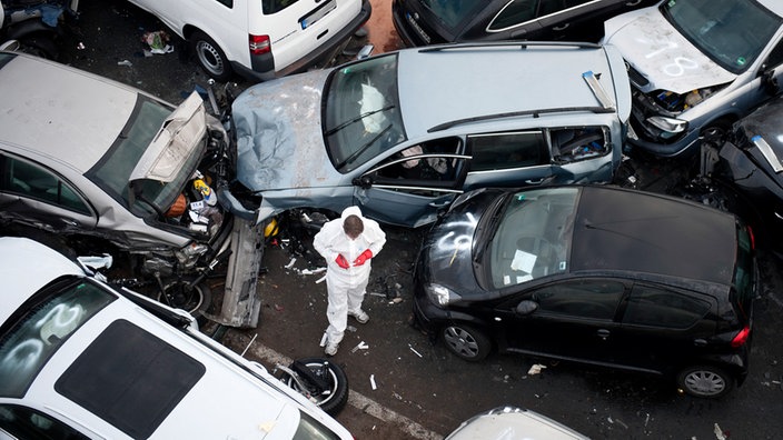 Ein Ermittler der Spurensicherung steht  nach einer Massenkarambolage auf der Autobahn 31