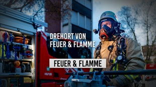 Feuerwehrmann vor Hochhaus