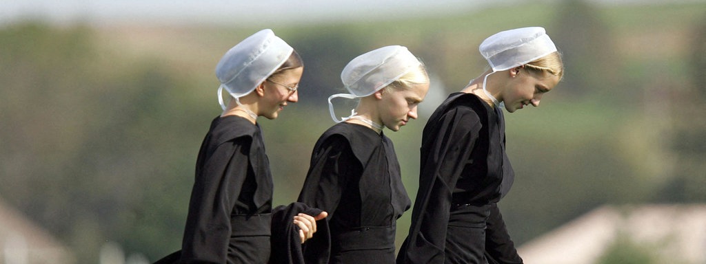 Das Beitragsbild des Dok5 "Fromm und fundamentalistisch" zeigt drei Amish Mädchen in Philadelphia USA. 