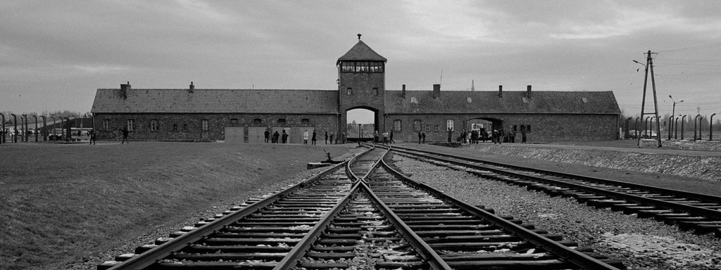  Die Bahngleise, auf denen Hunderttausende von Menschen ankamen, um in die Gaskammern des ehemaligen Nazi-Todeslagers Auschwitz Birkenau (Auschwitz II) gebracht zu werden, in Oswiecim, Polen.