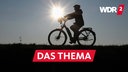 Archivfoto vom 10.11.2019: Nordrhein-Westfalen, Bislich: Eine Frau fährt bei untergehender Sonne mit ihrem Fahrrad über den Deich am Rhein. 