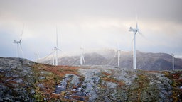 Das Beitragsbild des WDR5 "Der Joik des Windes" zeigt ein Windkraftwerk in Norwegen. 