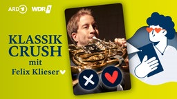 Ein junger Mann spielt Horn mit den Füßen. Daneben der Schriftzug "Klassik Crush"