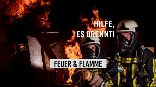 Zwei Feuerwehrleute vor Flammen