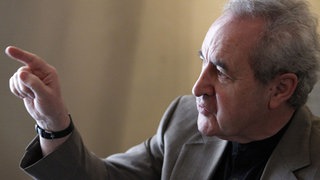 Das Beitragsbild des WDR3 Kulturfeature "Die Erfindung der Vergangenheit" zeigt ein Porträt des irischen Schriftstellers John Banville