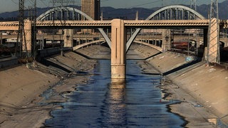 Das Beitragsbild des Dok5 "Der L.A. River - Fall und Aufstieg eines Flusses " zeigt die historische 4th street Brücke über den Los Angeles River.