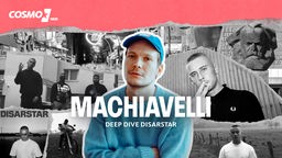 Machiavelli: Deep Dive Disarstar - Deutscher Oktober: Moderator Jan Kawelke vor einer Collage aus Bildern vom Musiker Disarstar