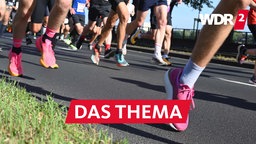 Läufer auf der Strecke des Köln Marathon