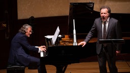 Das Beitragsbild des WDR3 Musikporträt "Aus dem Schatten getreten" zeigt den Bariton Christian Gerhaher und den Pianisten Gerold Huber in Wigmore Hall London 2020.