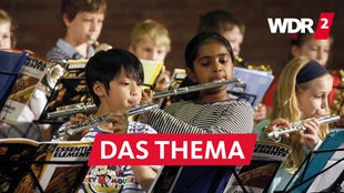 Kinder spielen Querflöte in einem Orchester