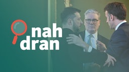 Das Bild zeigt den britischen Premierminister Starmer, der zwischen dem französischen Präsidenten Macron und dem ukrainischen Präsidenten Selenskyj steht. Daneben das Logo des Podcasts "nah dran".