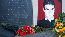 Ein Bild des NSU-Opfers Mehmet Turgut steht einer der Gedenkstunde am Todestag an der Gedenkstätte am Tatort.