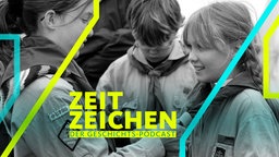 Die zwei Jungpfadfinderinnen Inga (12, l.) und Teresa (11, r.) probieren am Samstag (03.06.06) ihre selbstgeschnitzten Pfadfinderknoten im Bundeszentrum der Deutschen Pfadfinderschaft Sankt Georg (DPSG) in Westernohe zu ihren Klufthemden aus.