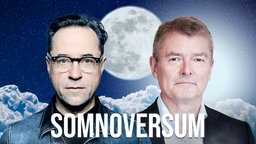 Titelbild des Podcasts "Somnoversum": Jan Josef Liefers und Ingo Fietze vor einem strahlenden Mond.