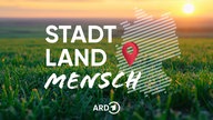 Sendereihenbild: Worte "Stadt, Land, Mensch" auf einer grünen Wiese mit Morgentau und aufgehender Sonne; daneben eine Ortsmarkierung auf einer gestrichelten Grafik in Form der BRD