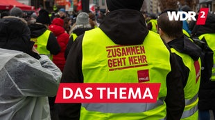 Aufschrift "Zusammen geht mehr. Verdi" auf einer Weste, die ein Mann auf einer Kundgebung der Gewerkschaft Verdi trägt