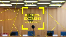 Das Beitragsbild des WDR5 Tiefenblick "Rechtsextreme vor Gericht" zeigt ein unscharfes Foto eines Gerichtsaals mit der Aufschrift Rechtsextreme vor Gericht