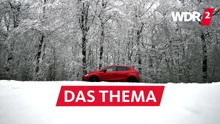 Lammersdorf: Autos fahren am 02.01.2025 an schneebedeckten Bäumen in der Eifel vorbei.