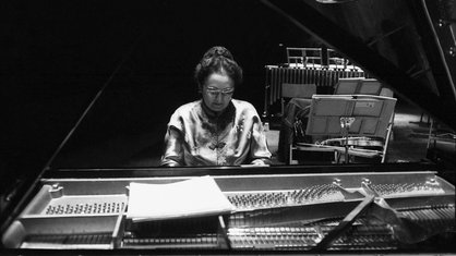 Das Beitragsbild des WDR3 Musikporträt "Das Geheimnis von Yvonne Loriod" zeigt die Pianistin Yvonne Loriod am Klavier im Theatre de la Ville, 1975.