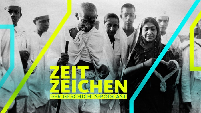 Mahatma Gandhi und die Poetin und Politikerin Sarojini Naidu beim spektakulären Salzmarsch im Jahr 1930