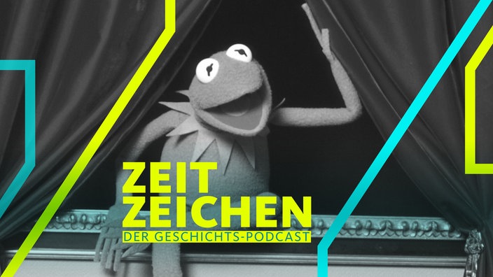 Kermit der Frosch öffnet den roten Vorhang eines Theaters