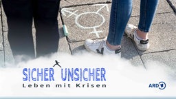 Zwei jüngerer Personen stehen auf Pflaster. Auf einem Stein ist die Mischung dreier Geschlechtersymbole aufgemalt. Auf einem wolkigen Streifen steht der Titel "Sicher unsicher" und die Silhouette einer Person, die vom einen Wort zum anderen springt.