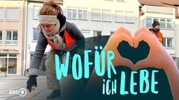 Sophie ist Klimaaktivistin und riskiert auch Geld- und Gefängnisstrafen. Darüber das Logo der Serie: Zwei Hände formen ein Herz, in dessen Mittelpunkt der Schriftzug "Wofür ich lebe" steht.