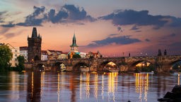 Die Karlsbrücke in Prag bei Sonnenuntergang.