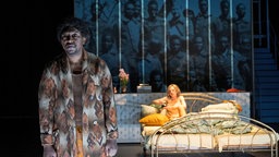 Szene aus "Aus dem Schatten: Thiaroye" am Schauspiel Köln