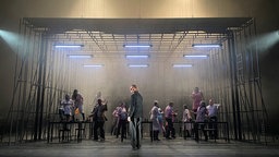 Probenfoto "Milch und Kohle" im Theater Oberhausen: Tim Weckenbrock, im Hintergrund der Chor, Torsten Bauer, Jens Schnarre.