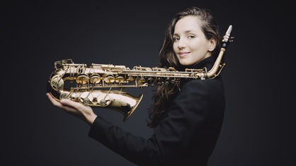 Die Saxophonistin Asya Fateyeva.