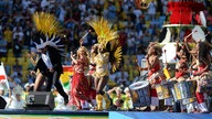 Sängerin Shakira singt auf der Bühne gemeinsam mit Sänger Carlinhos Brown auf der Schlussfeier der Fussball-Weltmeisterschaft 2014 in Brasilien.