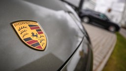 Symbolbild: Das Porsche-Logo ist am Firmensitz in Stuttgart-Zuffenhausen auf einem Auto zu sehen.